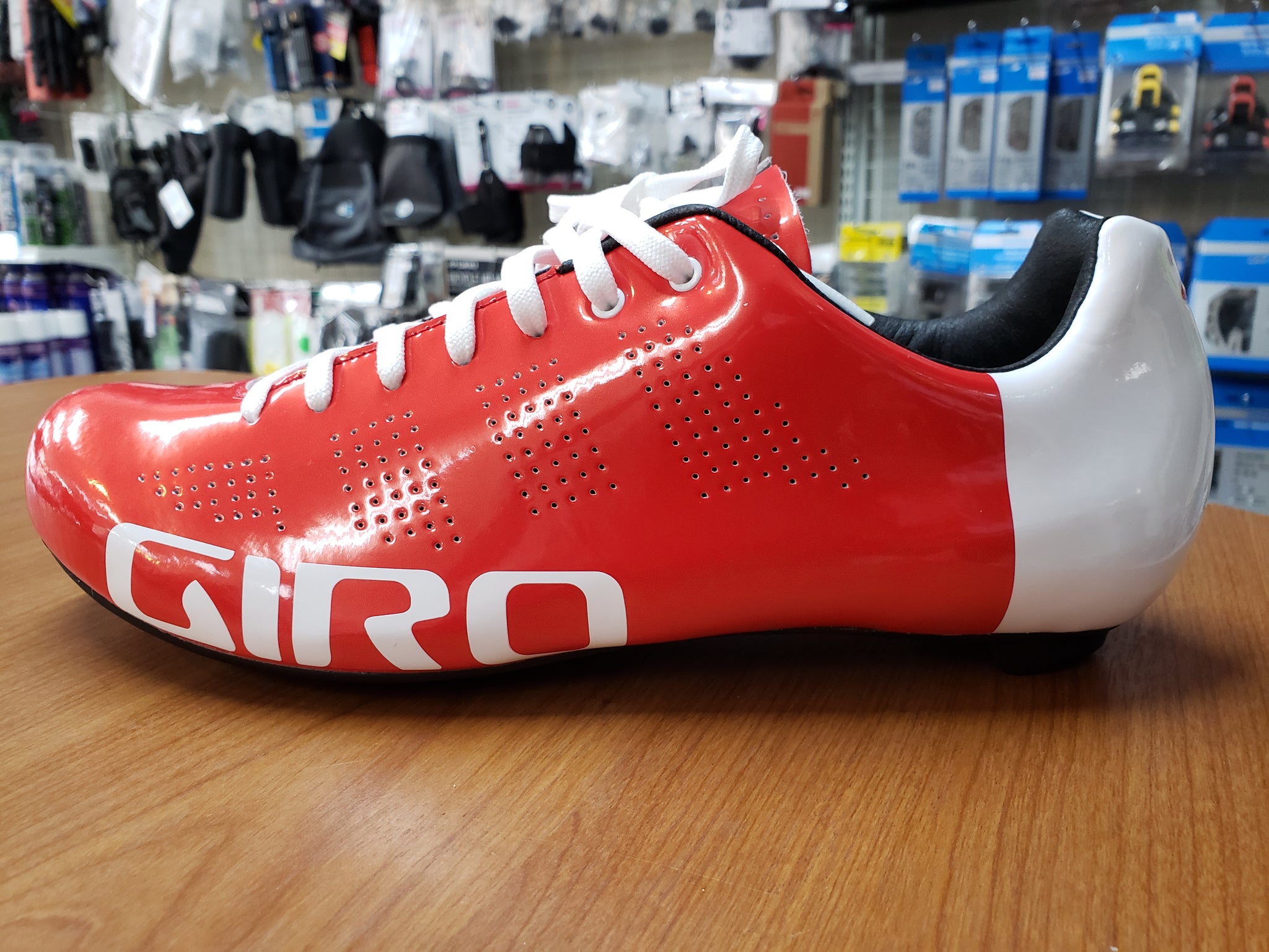 在庫処分セール】 GIRO/EMPIRE ACC Gloss Red / Black 42.5 - 自転車